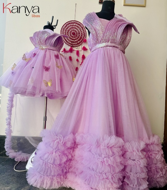 Pink mother daughter outfit with shoulder structural design