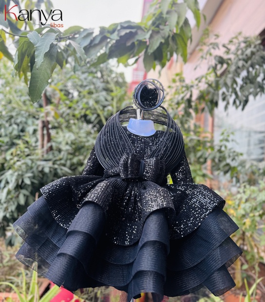 Black layered with shoulder structural design