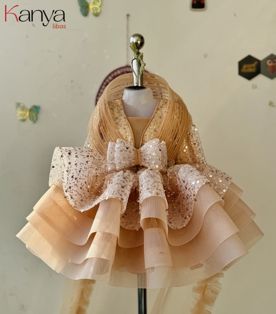 Golden beads layered outfit with shoulder structural design