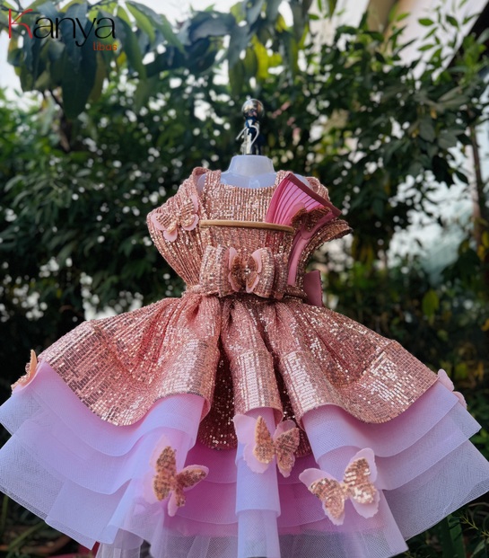 Rose gold and pink mix layered outfit with shoulder structural design