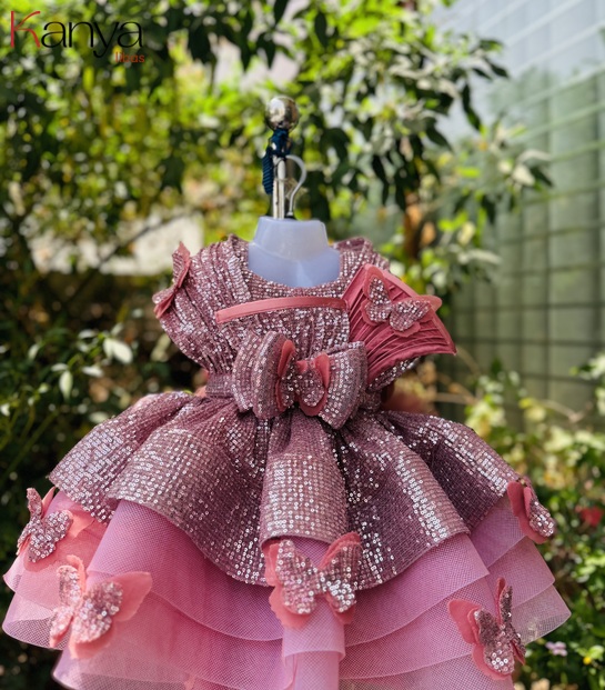 Onion shade layered outfit with shoulder structural design